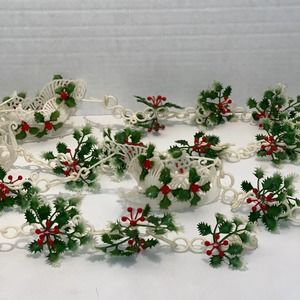 VTG MCM 9.5FT White Plastic Chain Link Christmas Garland Blow Mold Sleighs Holly